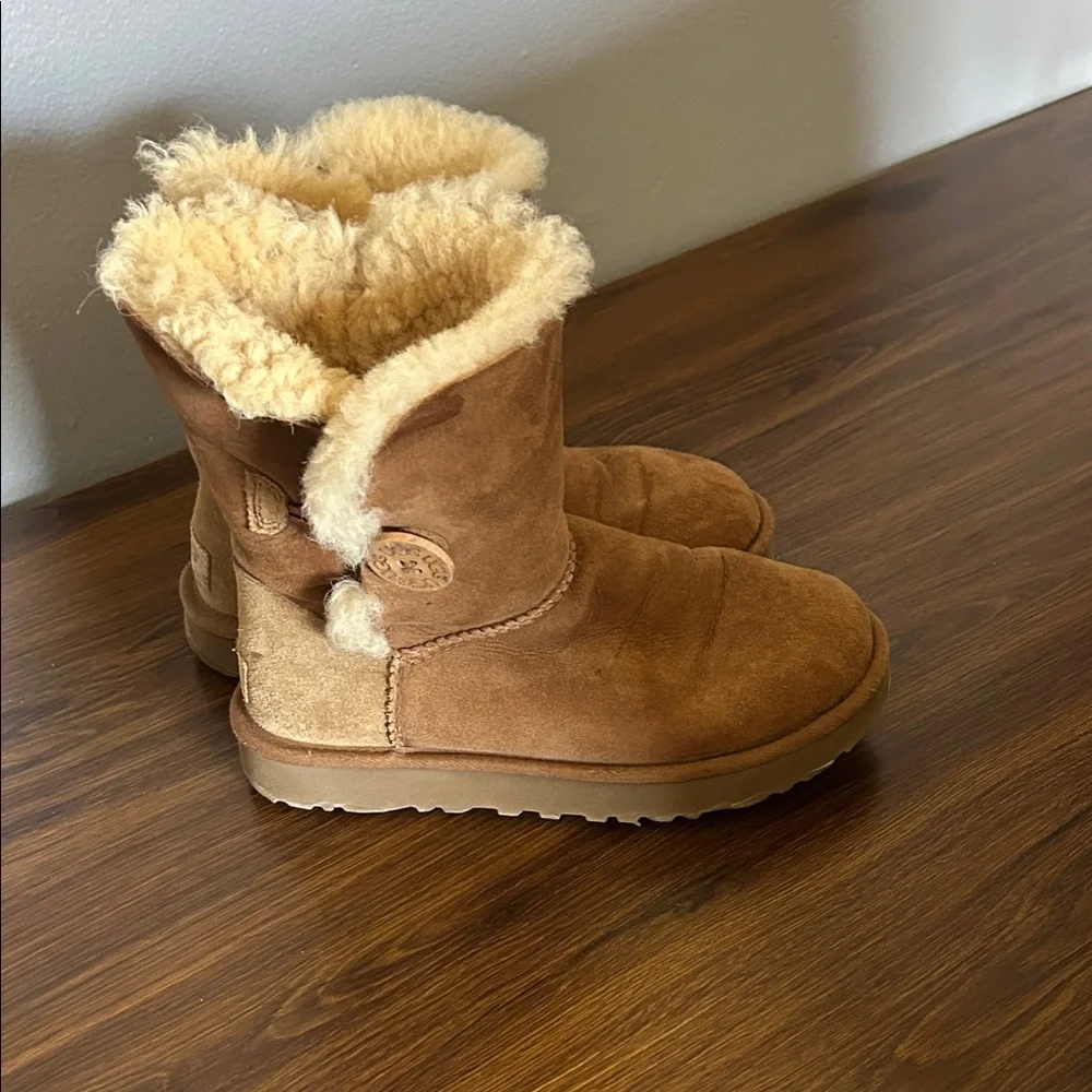 Bailey Button Short Uggs size 6 - Picture 3 of 5